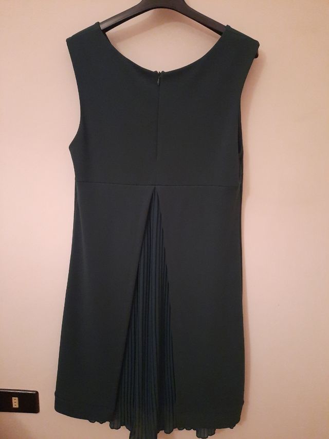 Abito verde con pietre