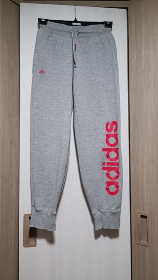 pantalón gris adidas
