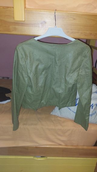 Chaqueta efecto cuero verde