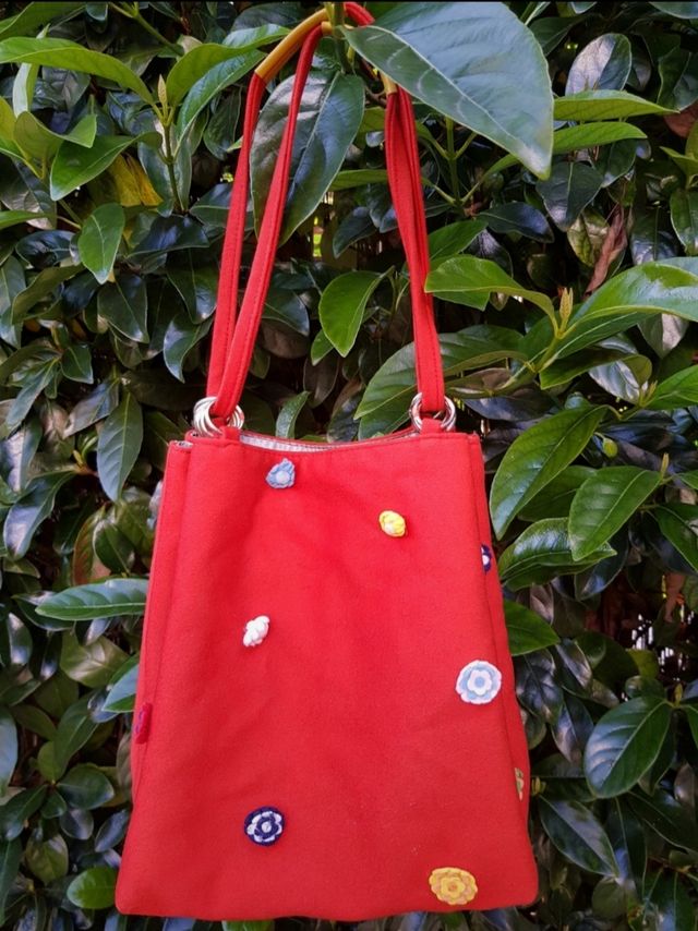 Borsa in pannolenci con fiorellini appli