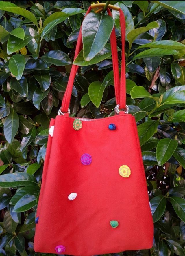 Borsa in pannolenci con fiorellini appli