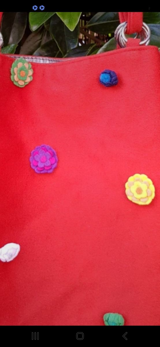 Borsa in pannolenci con fiorellini appli