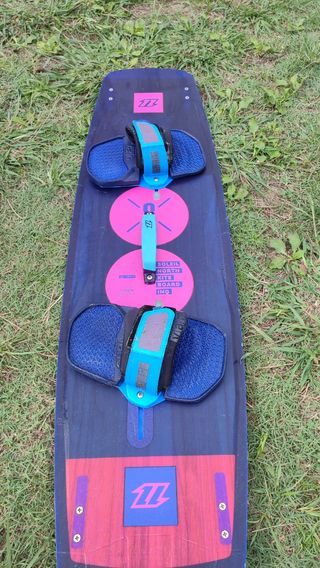 tabla kitesurf con fijaciones.