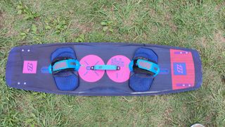 tabla kitesurf con fijaciones.
