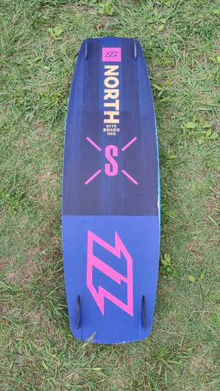 tabla kitesurf con fijaciones.