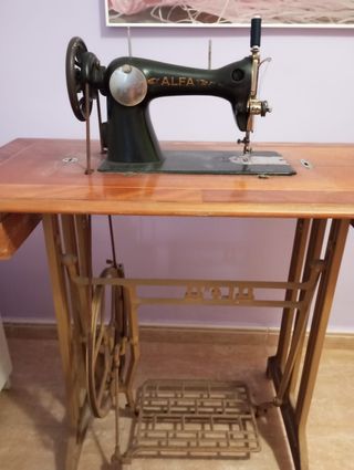 Máquina de coser Alfa antigua