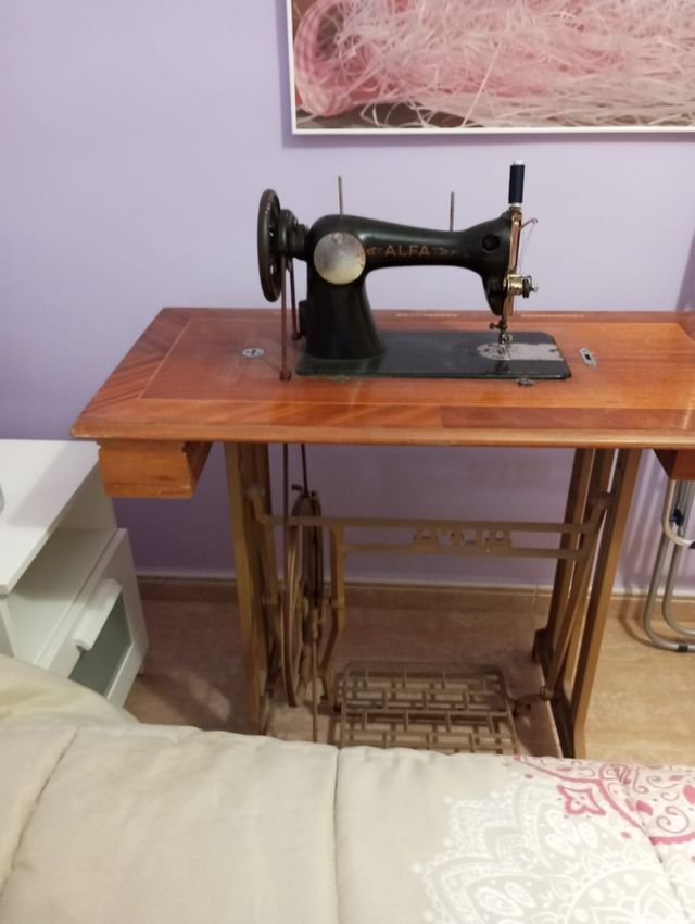 Máquina de coser Alfa antigua