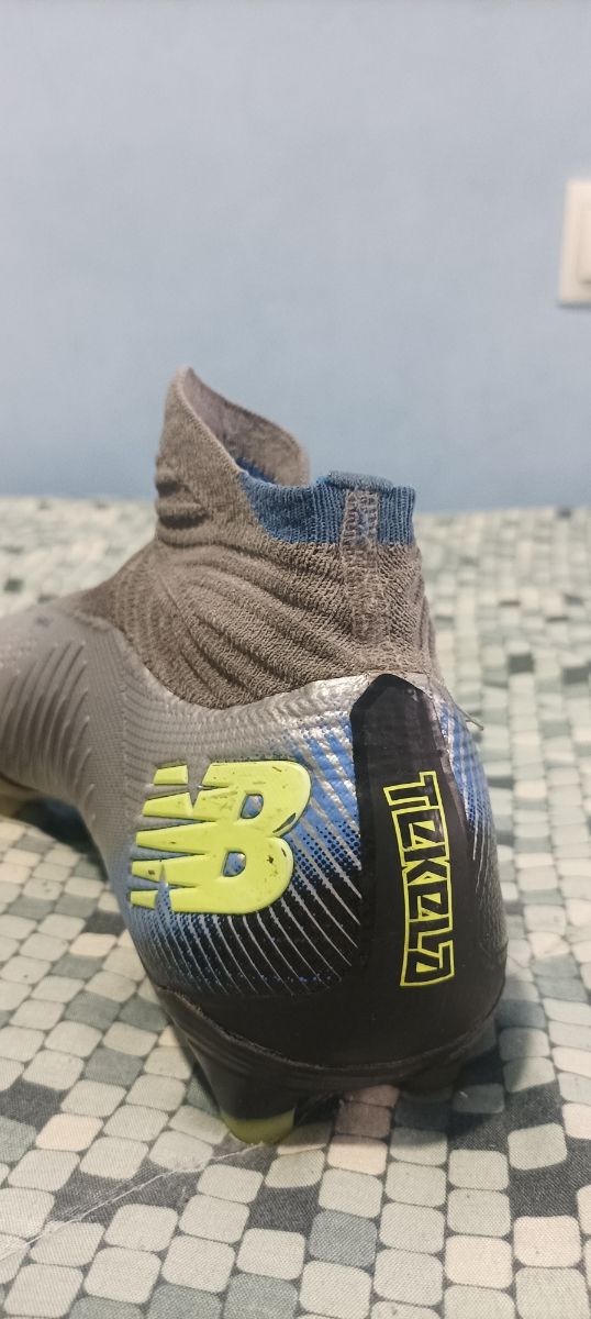 Botas fútbol alta gama New Balance Tekela