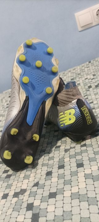 Botas fútbol alta gama New Balance Tekela