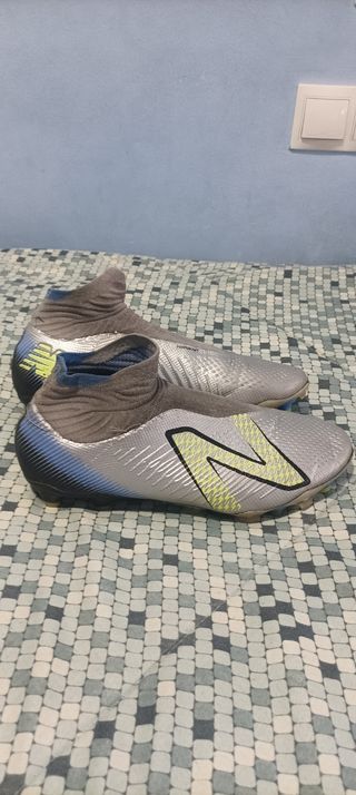 Botas fútbol alta gama New Balance Tekela
