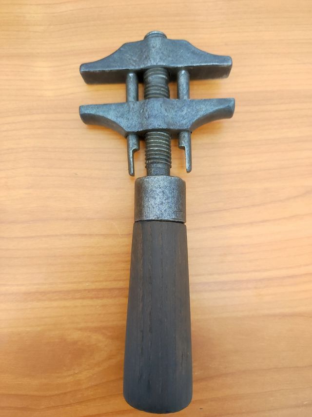 Llave inglesa antigua