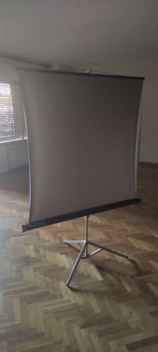 Pantalla proyección enrollable con pie
