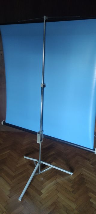 Pantalla proyección enrollable con pie