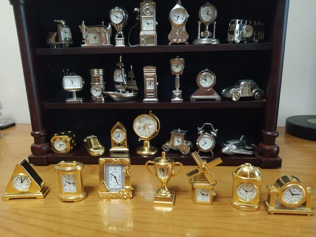 Colección de relojes en miniatura