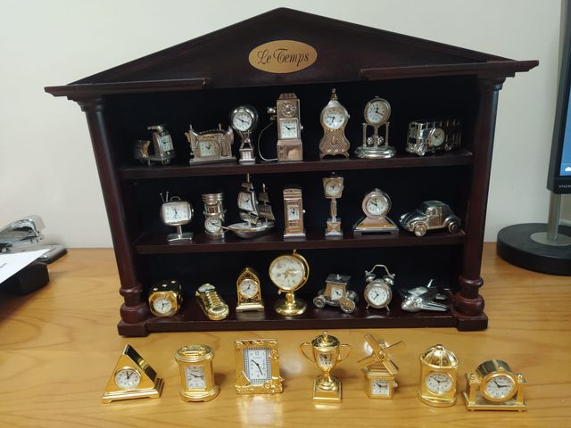 Colección de relojes en miniatura