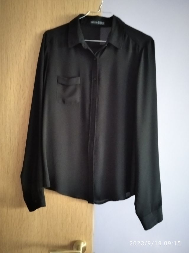 Camisa negra de casa de vestir