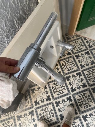 pileta con grifo y silestone