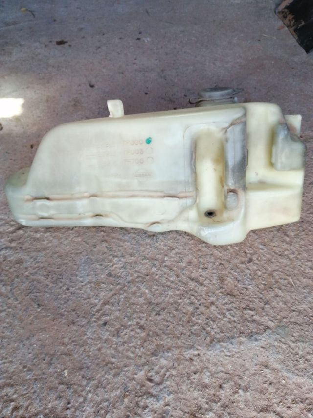 Deposito parabrisas Nissan terrano II