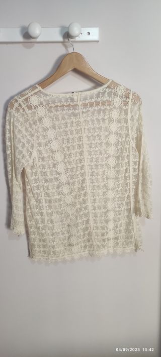 Top calado color crema. Blanco suite