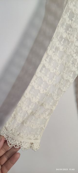 Top calado color crema. Blanco suite