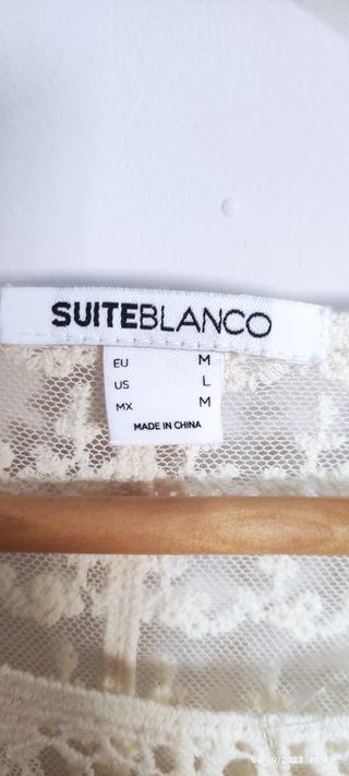 Top calado color crema. Blanco suite