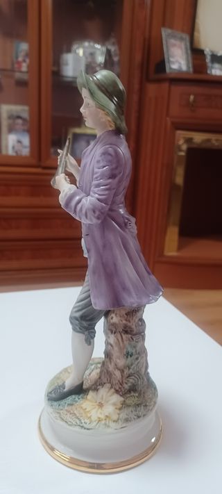 Figura en porcelana galos. El flautista.