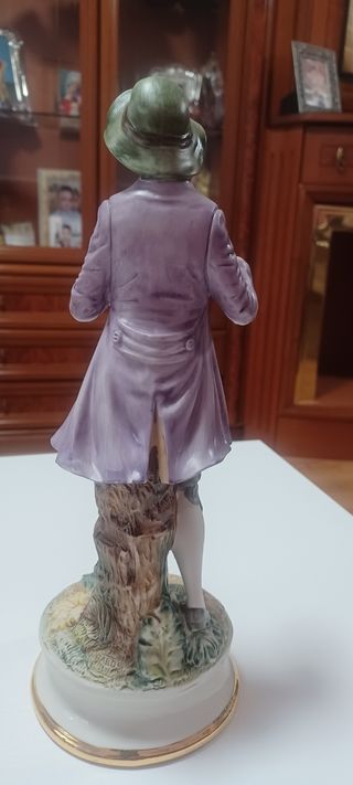 Figura en porcelana galos. El flautista.