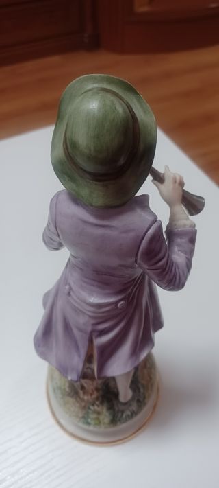 Figura en porcelana galos. El flautista.