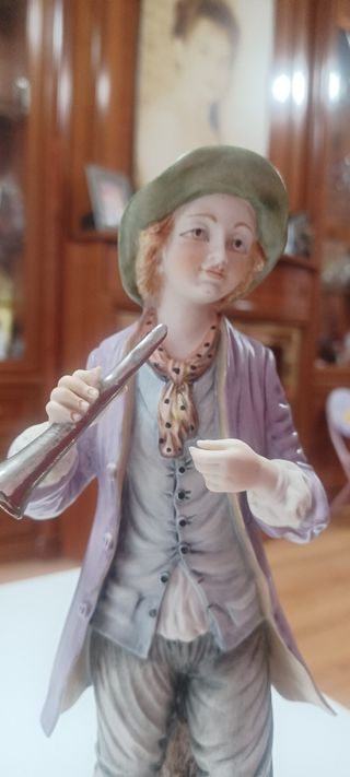 Figura en porcelana galos. El flautista.