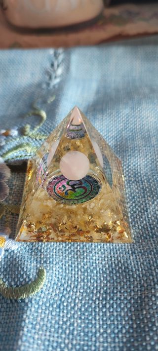 Piramide Orgonite,pietra luna,quarzo citrino
