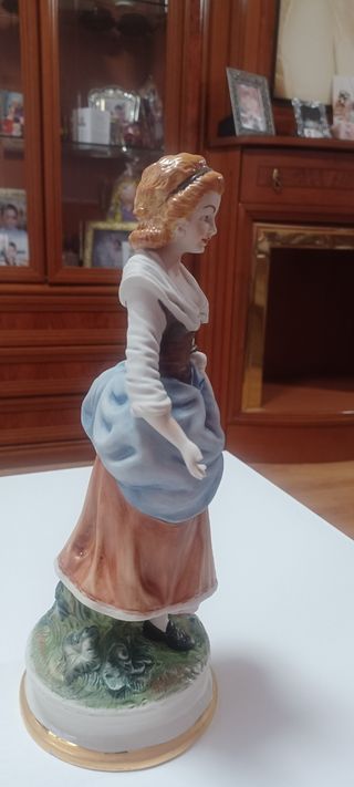 porcelana dama recogiendo rosas. Galos.