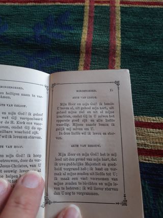 Antiguo libro religioso