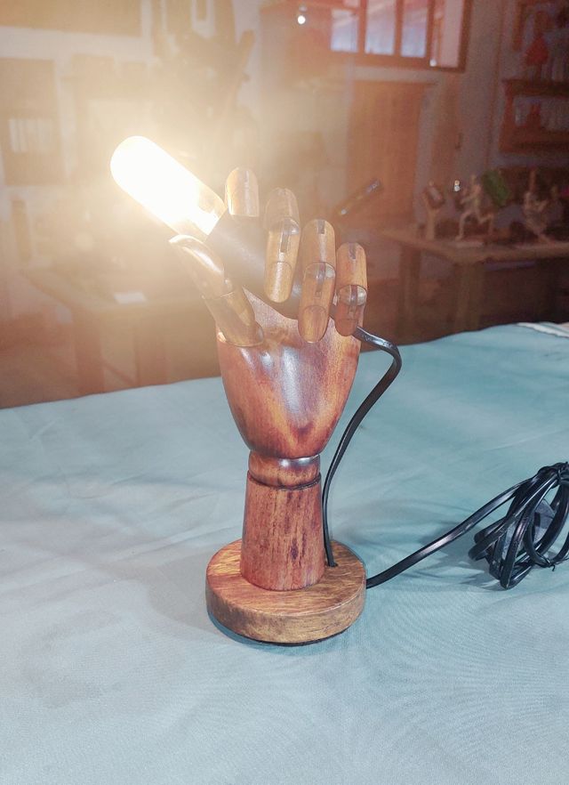 Lámpara de mesa. Maniquí. Aresanal