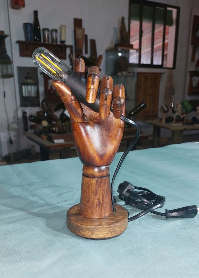 Lámpara de mesa. Maniquí. Aresanal