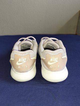 Zapatillas Nike color lila. talla 35.5