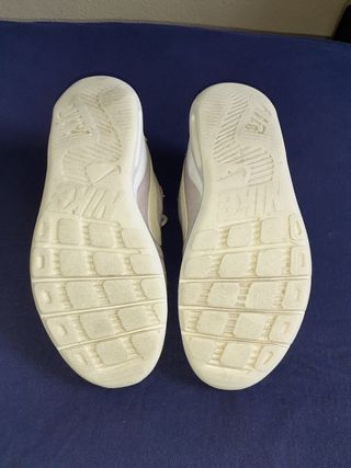 Zapatillas Nike color lila. talla 35.5