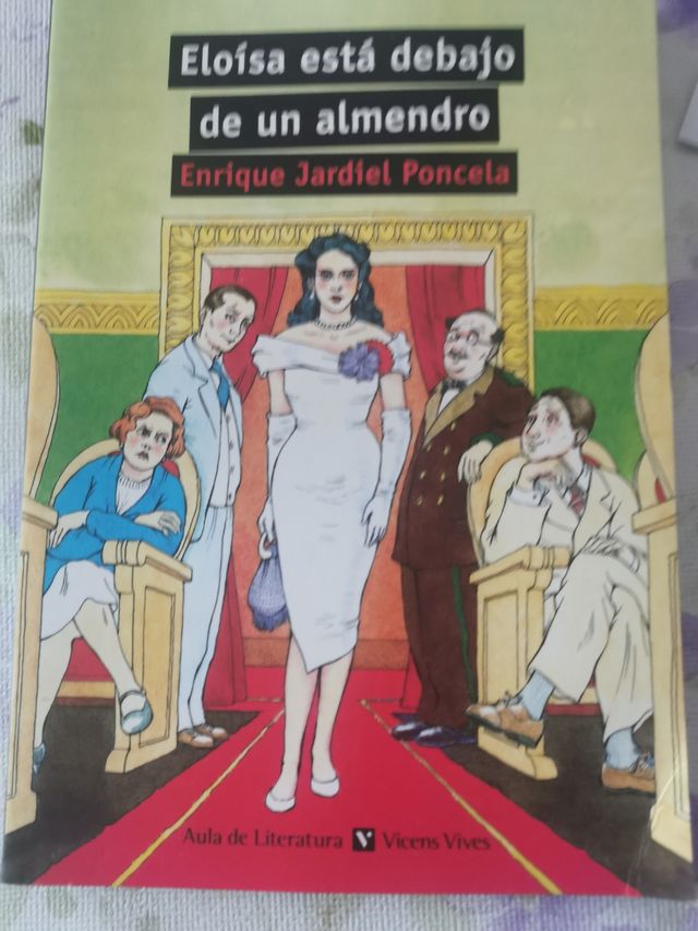 Eloisa esta debajo de un Almendro 