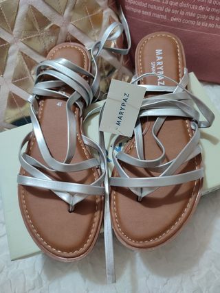 Sandalias tiras plateadas