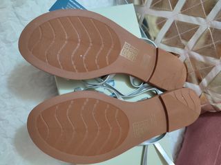 Sandalias tiras plateadas