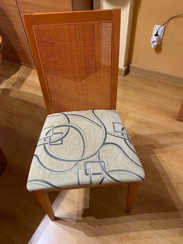 mesa extensible y 6 sillas.