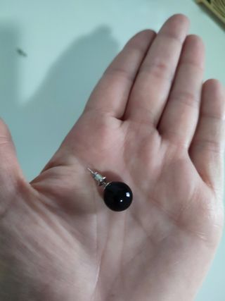 Pendientes de bola negros
