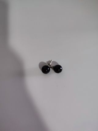 Pendientes de bola negros