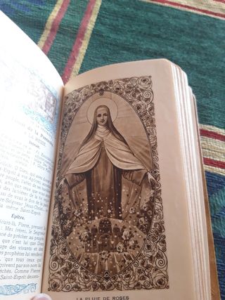 Antiguo libro religioso