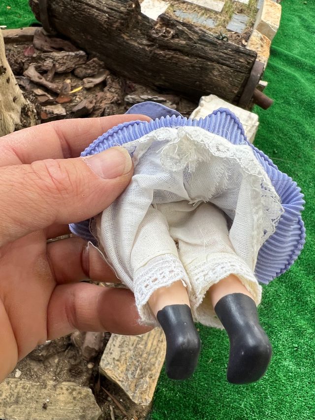 pequeña muñeca de porcelana