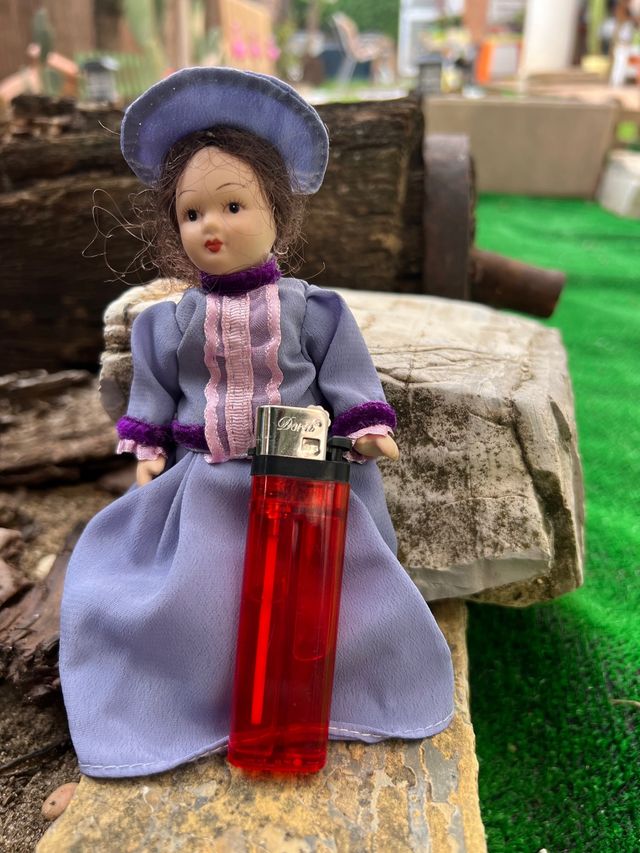 pequeña muñeca de porcelana