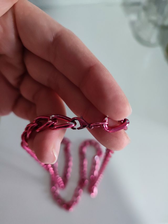 Colgante de cadena color rosa 