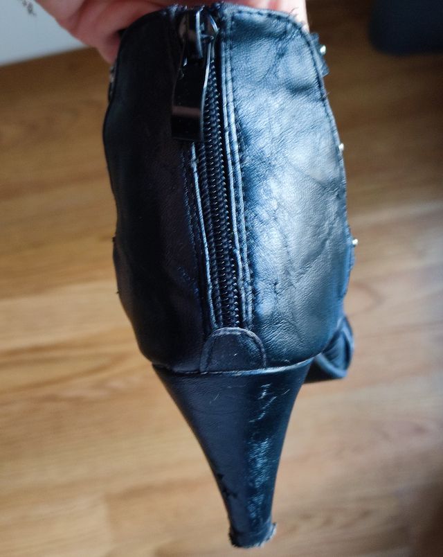 Sandalia tacón tiras y tachuelas