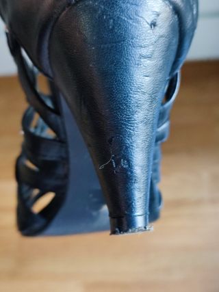 Sandalia tacón tiras y tachuelas