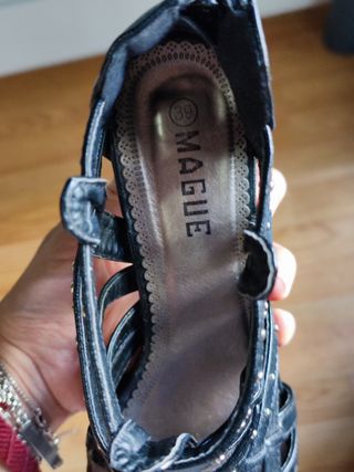 Sandalia tacón tiras y tachuelas