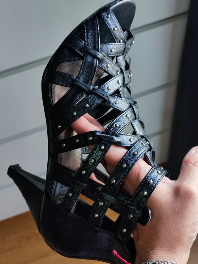 Sandalia tacón tiras y tachuelas